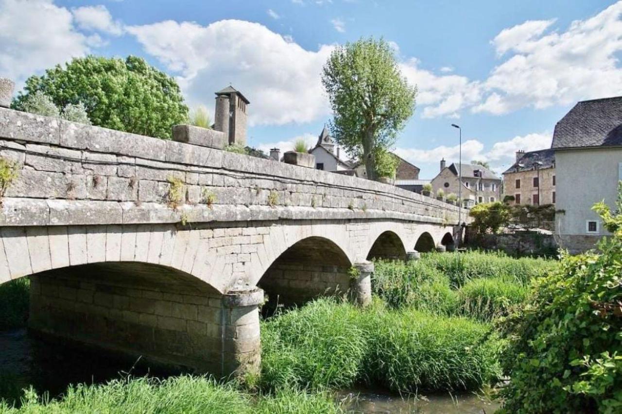 Le Gite De La Vieille Eglise De Coussergues Exteriör bild